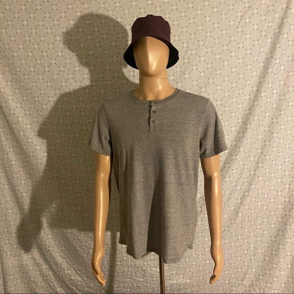Casual Short sleeve button-up t-shirt men’s size M